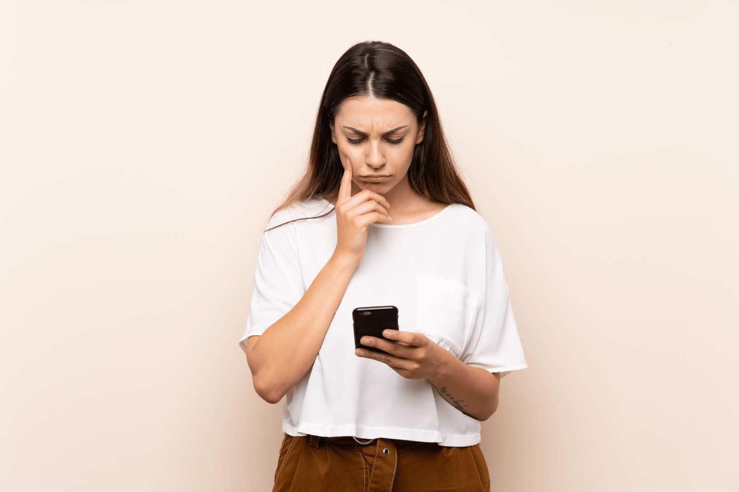 Ilustração de mulher com telemóvel na mão a representar risco da pressa na Cybersecurity