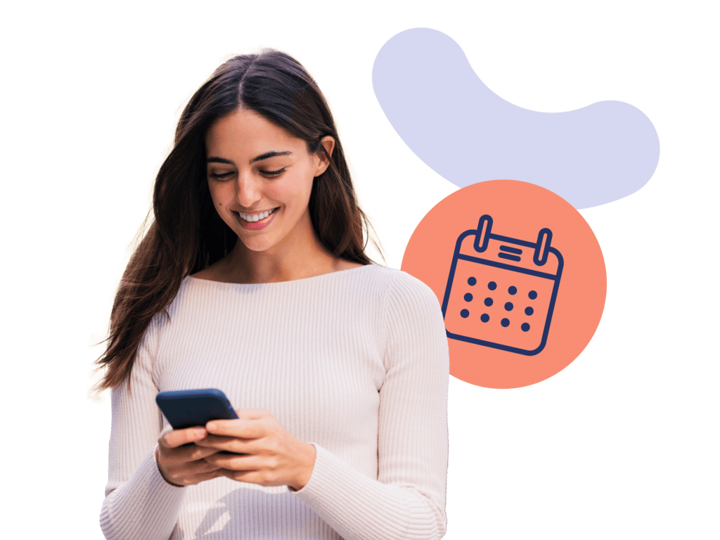 Mujer sonriendo sosteniendo un movil