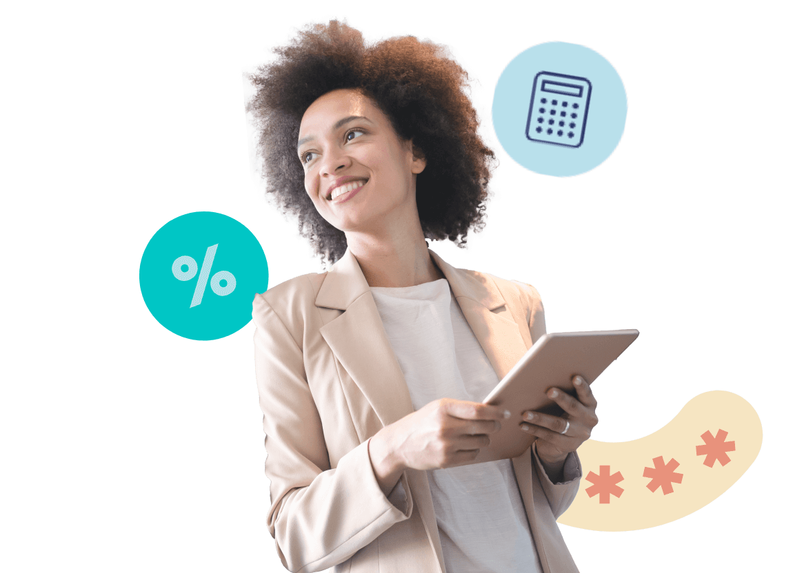 Mujer sonriendo sosteniendo un movil