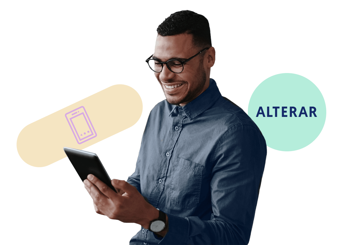 Hombre sonriendo sosteniendo una tablet