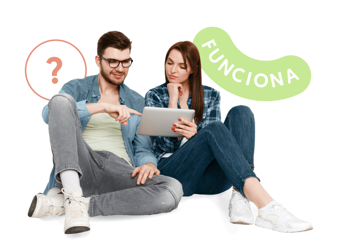 Mujer sentada viendo el móvil