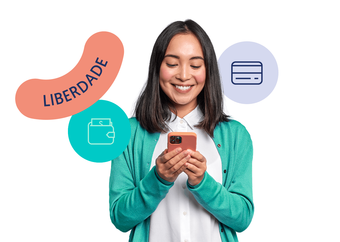 Mujer sosteniendo y mirando movil