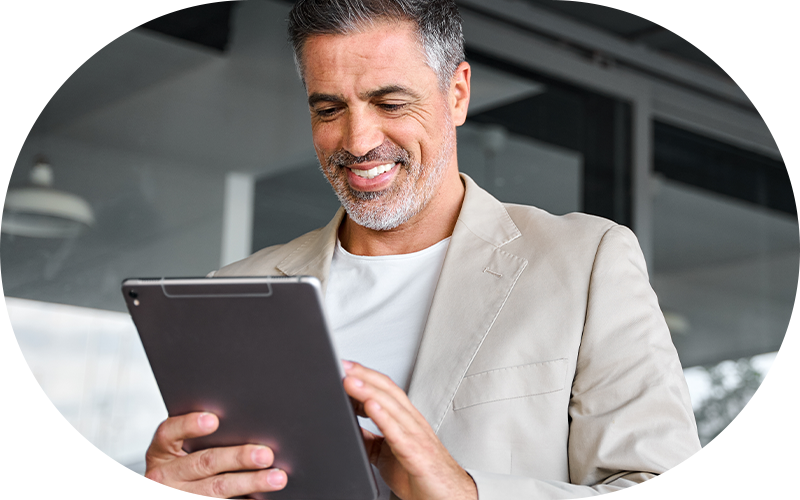 Hombre mirando un iPad