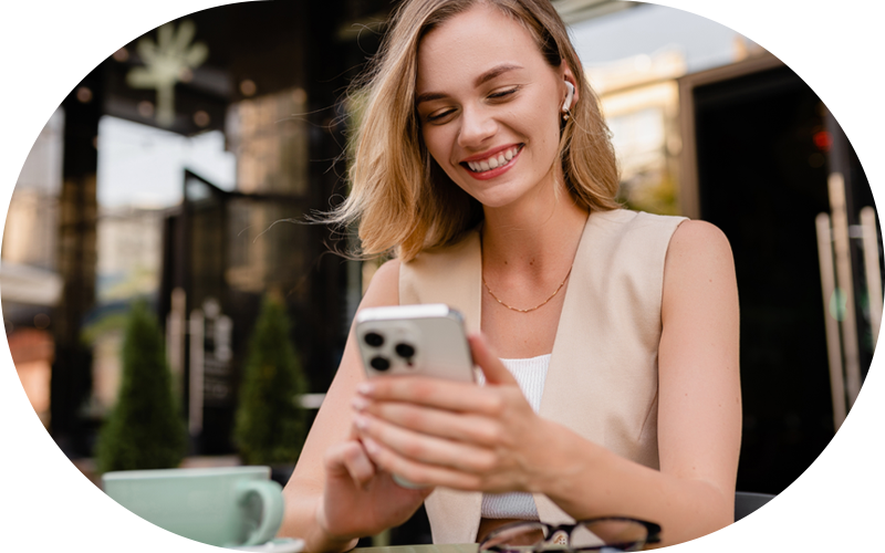 Mujer pagando con su smartwatch