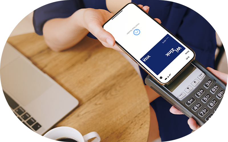iPhone pagando en un TPV