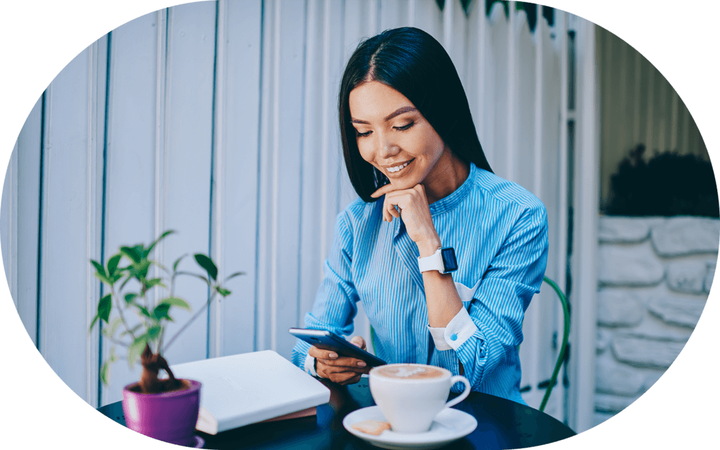Mujer sonriendo con el puño de su mano apoyada en su cara