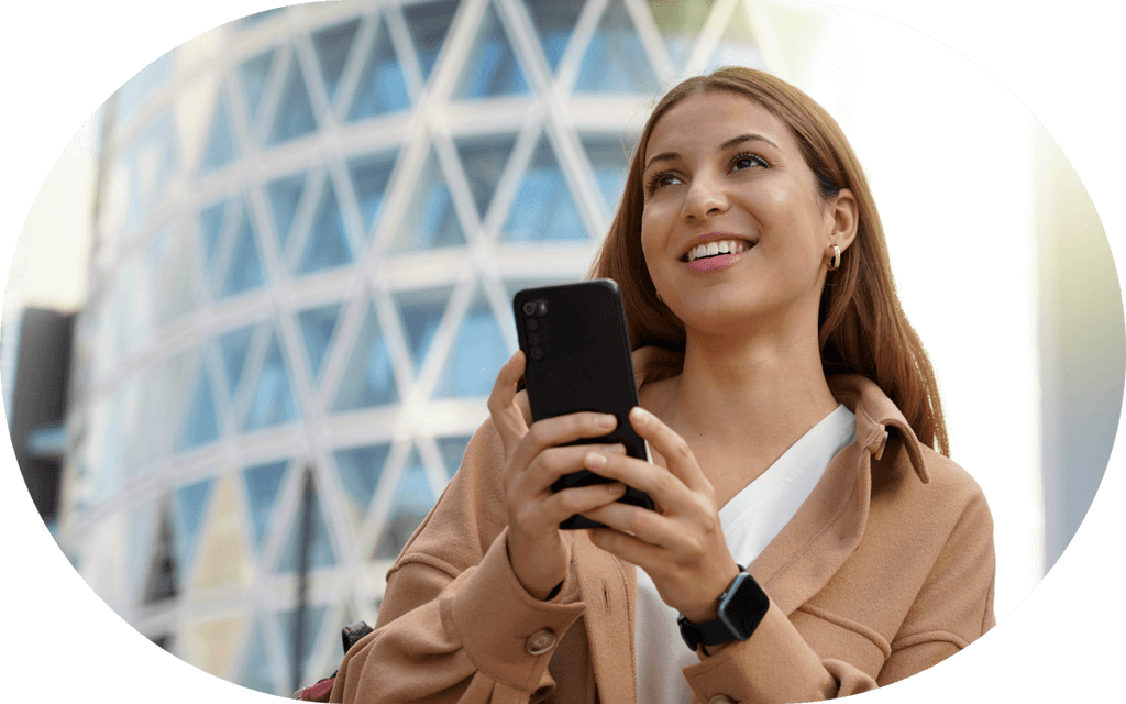 Mujer mirando hacia el horizonte con un edificio detrás