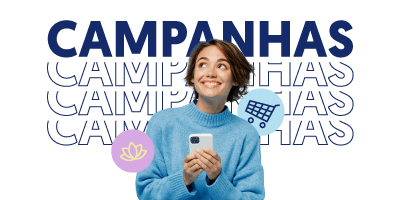 Mujer sonriendo con cabeza ligeramente mirando hacia arriba