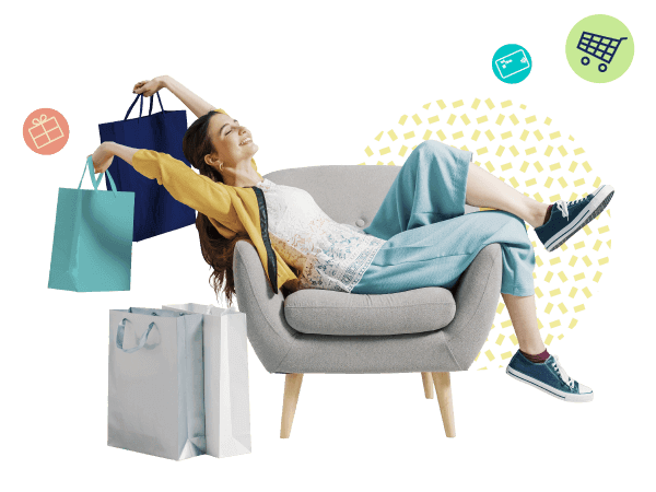 Mujer estirandose mientras hace compras con bolsas