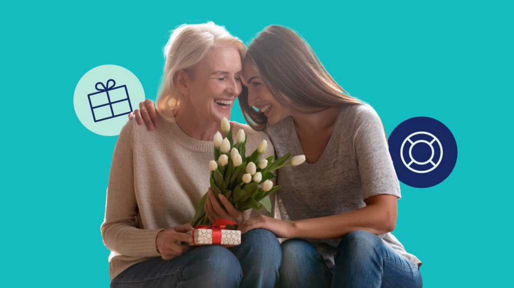 mama adulta e hija adulta sonriendo 