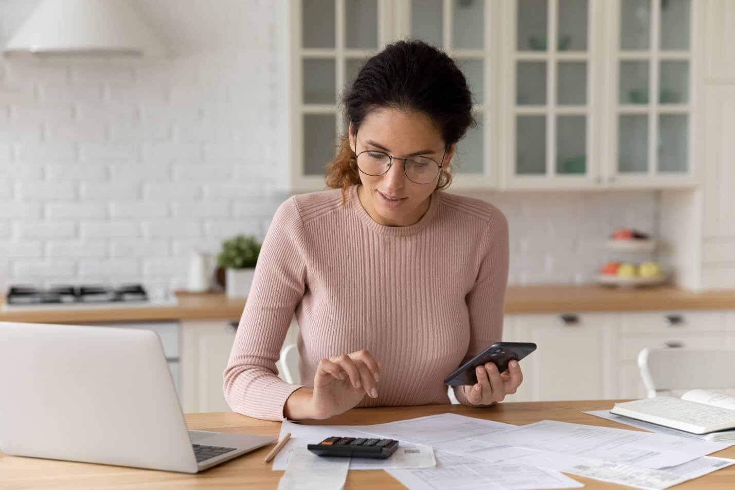 mujer sacando cuentas en una mesa