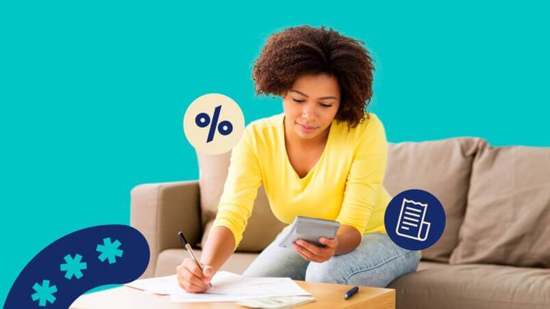 persona apuntando en un bloc de notas sentada en un sillon