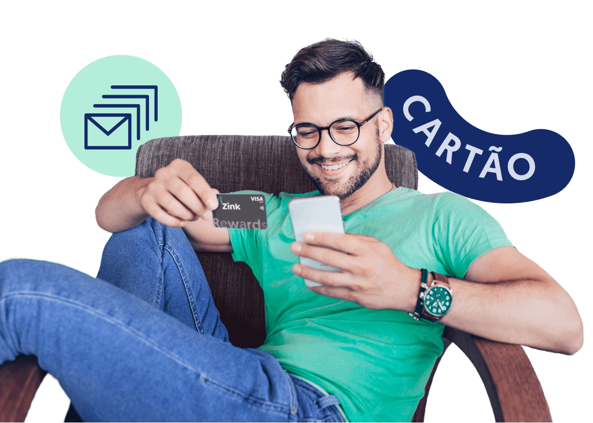 Hombre sentado en sillón sosteniendo un móvil y tarjeta Flex Rewards