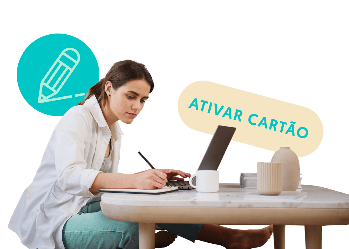 Mujer sentada escribiendo en una libreta