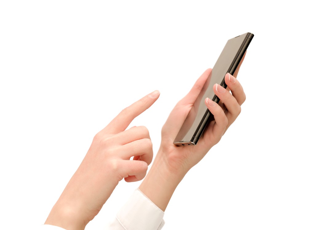 Mãos a navegar num smartphone com ecrã tátil.