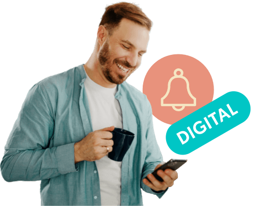 Persona sonriendo sosteniendo un cafe y viendo móvil