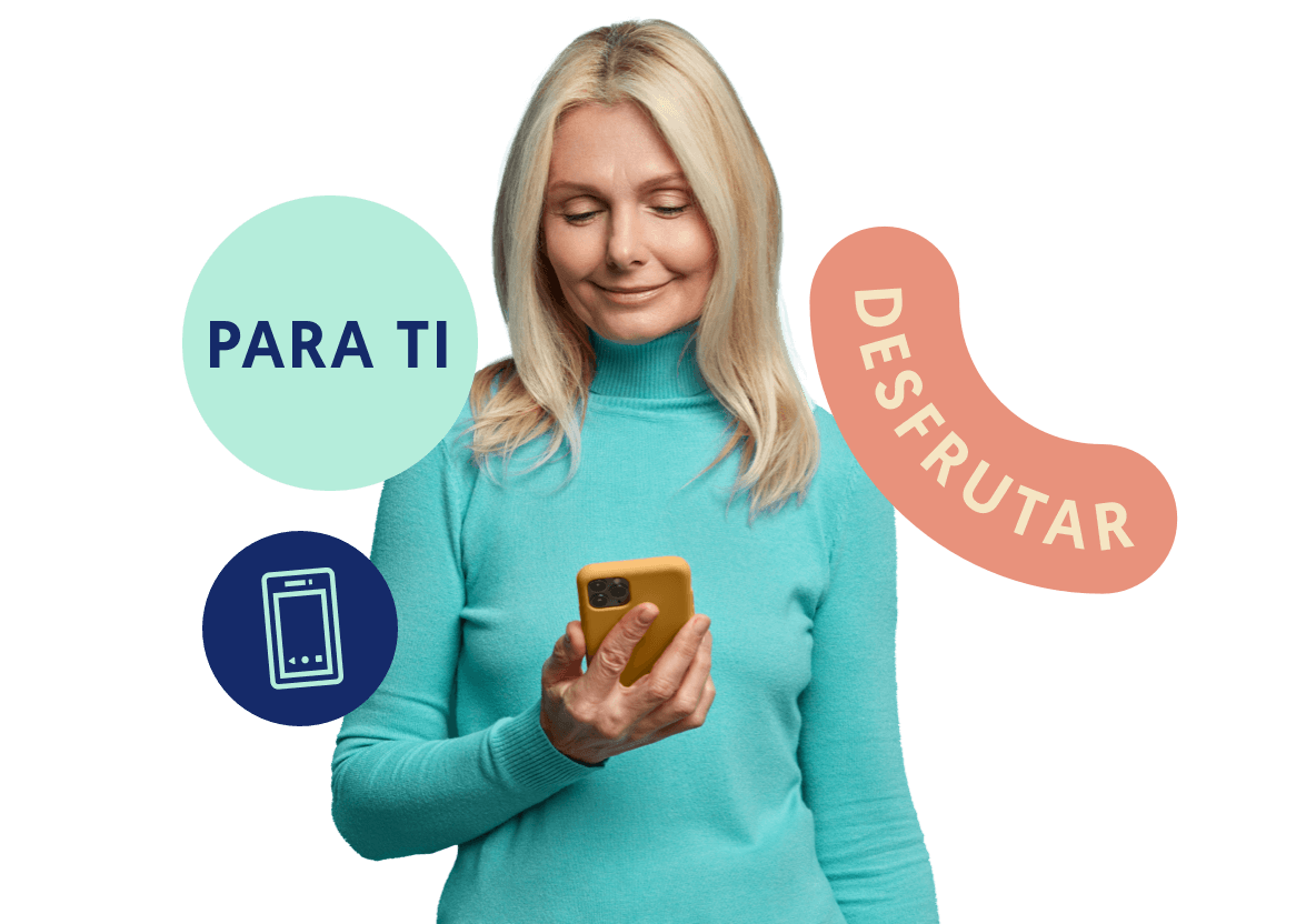 Mujer viendo su móvil con una sonrisa