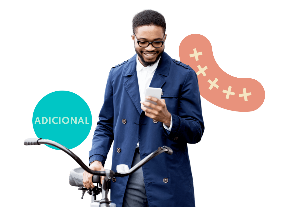 Mujer sonriendo sosteniendo una tablet