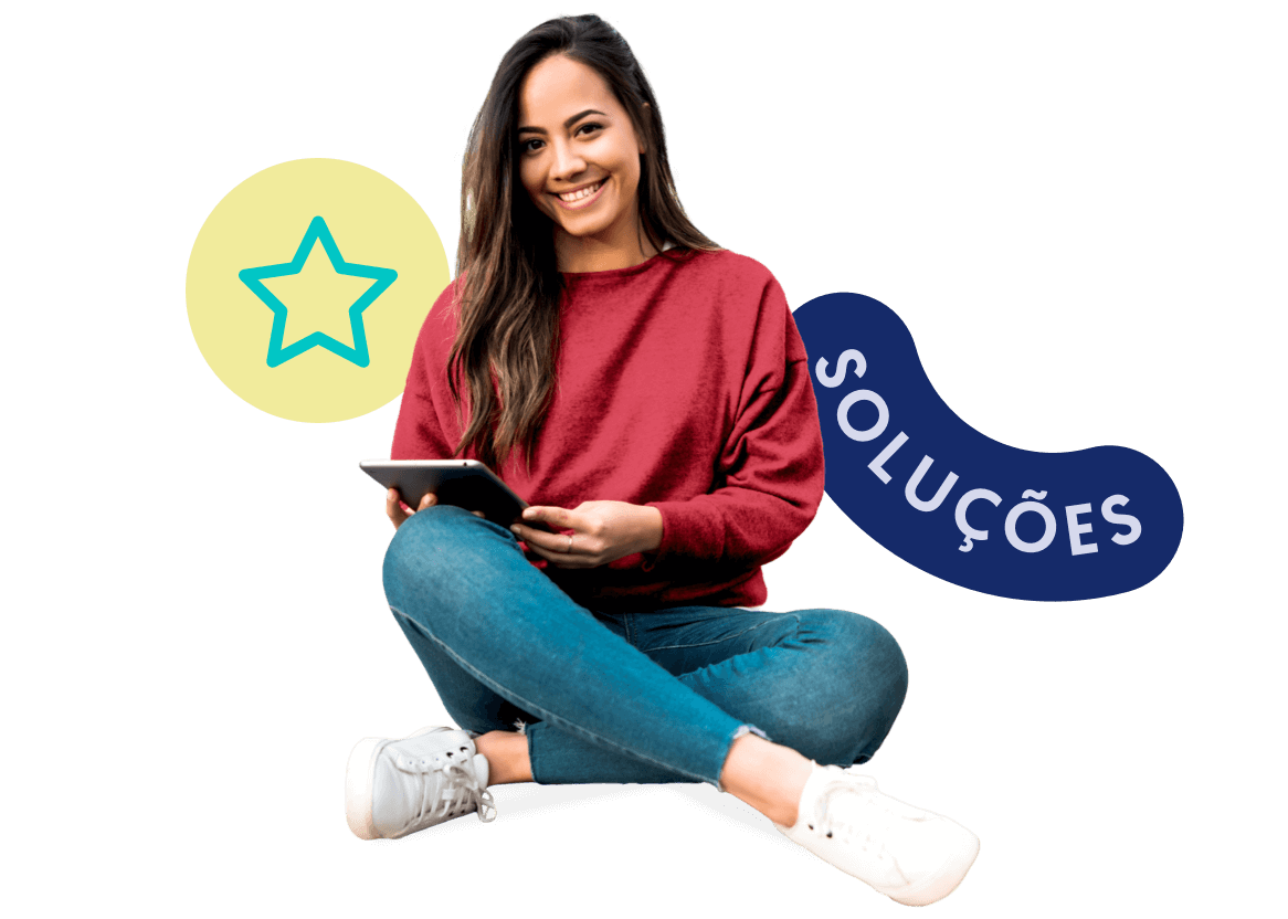 Mujer sentada sosteniendo una tablet