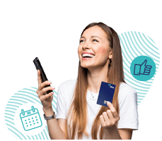 Mujer sonriendo sosteniendo un movil