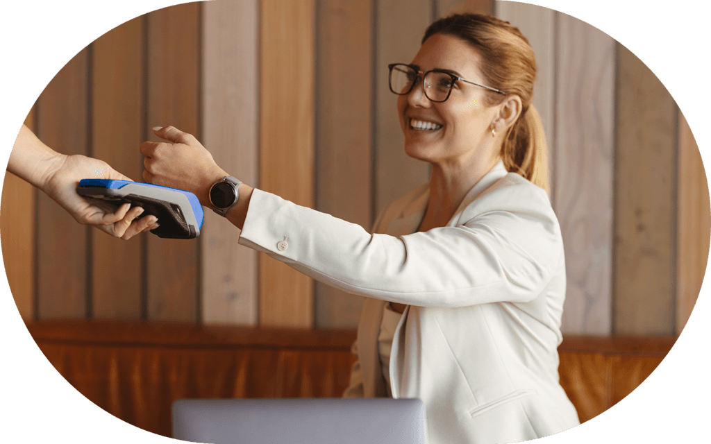 Mujer pagando con su smartwatch