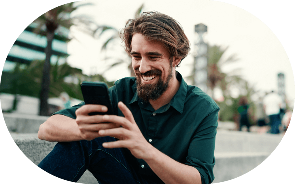 Mujer sosteniendo y mirando movil