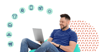 Hombre recostado con un portatil en sus piernas