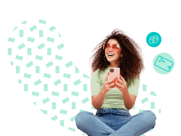 Mujer sonriendo sentada de piernas cruzadas