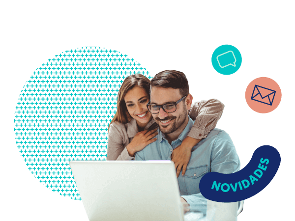 Pareja sonriendo mirando un portatil