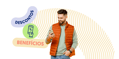 Hombre mirando su movil